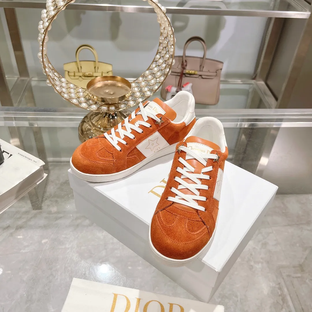 👟👟Ex-factory price 560👟👟Dior2024 new white shoes, Dior Dior Star women's sports shoes, very light summer white shoes. The upper is carefully made of imported suede, decorated with tonal suede panels, metal stars decorate the lace eyelets, and breathable mesh inside. The upper is punched and designed not to stuffy the feet. It is equipped with Christian Dior logo and thin soles. The thick sole is suitable for all seasons! Size: 35-41 (40 and 41 are customized and cannot be returned or exchanged)